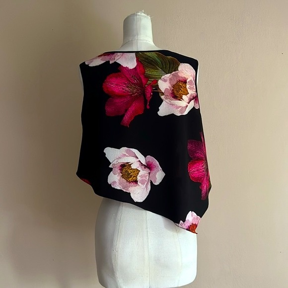 Artful Asymmetric Popper Topper Makes Black Garments Come to Life - Picture 4 of 6